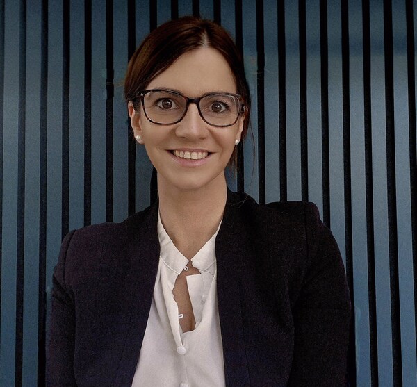 Jacqueline Spencer-Sim joins Cipriani & Werner Cybersecurity team, portrait against vertical dark striped background